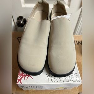 MOOTSIES TOOTSIES TROTTERS WOMANS SHOE